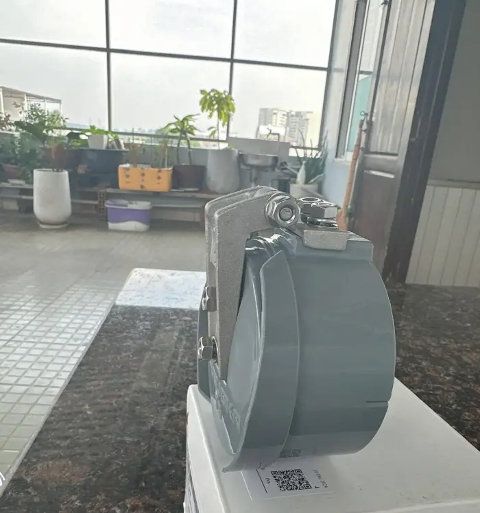 Tìm hiểu lợi ích của van cửa lật ngăn mùi HDPE